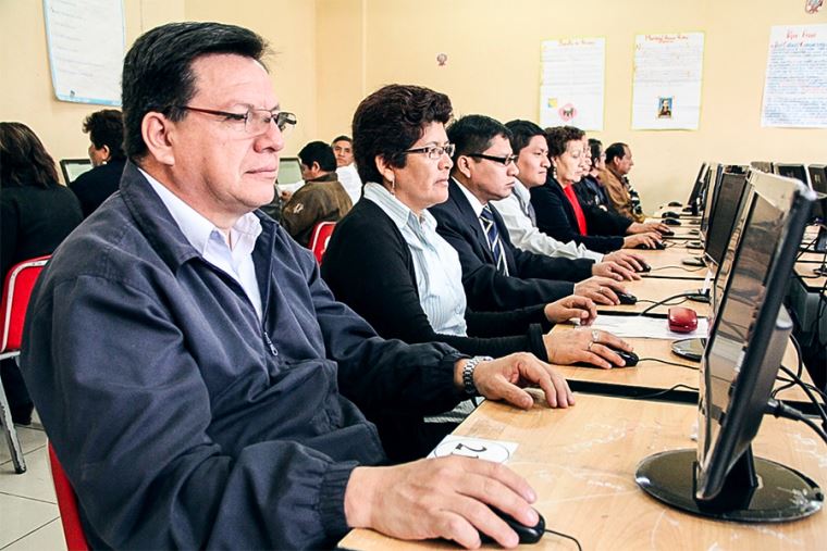 Docente mayor impartiendo clase